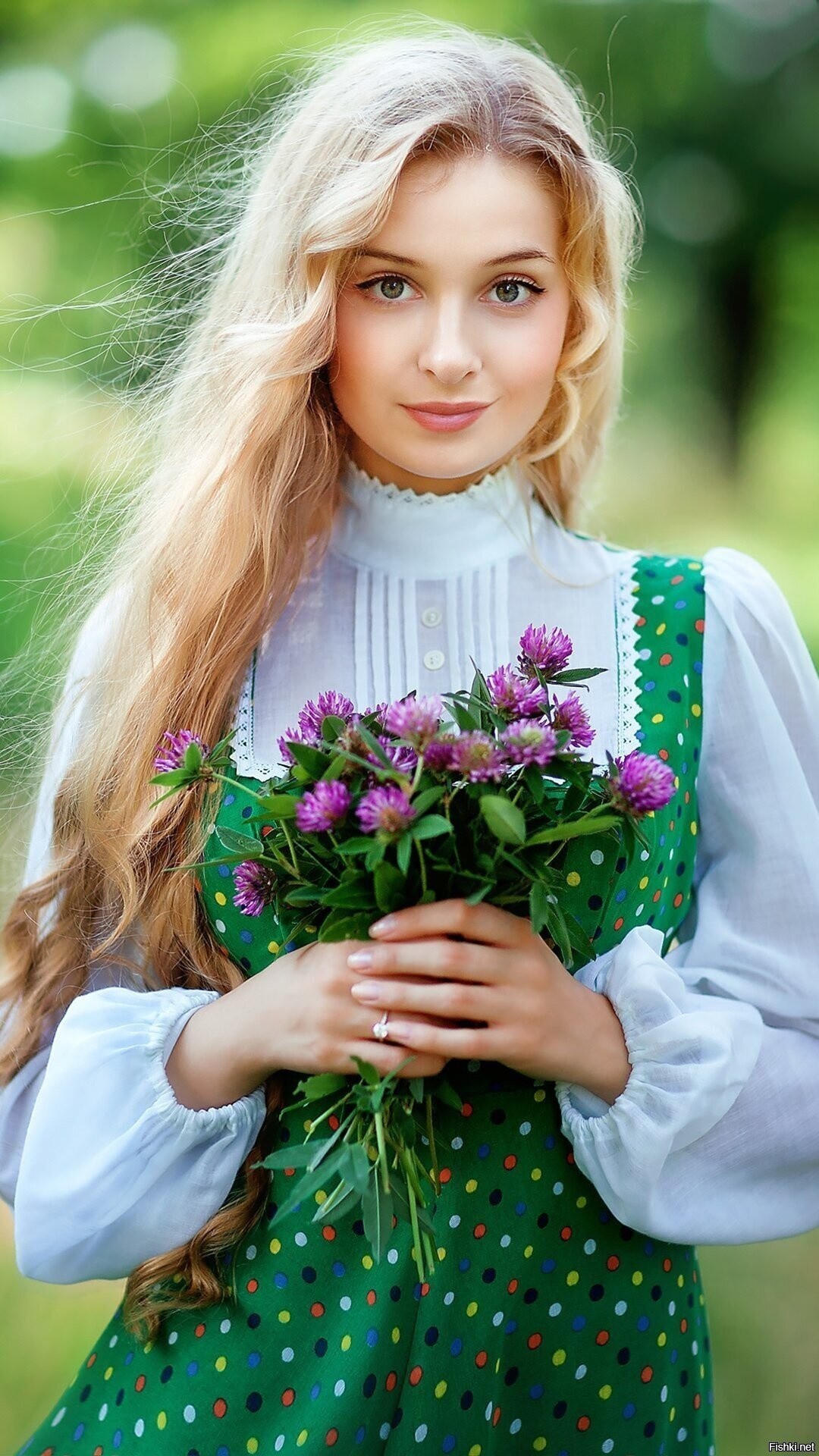 Girls in Slavic costumes in Gothenburg